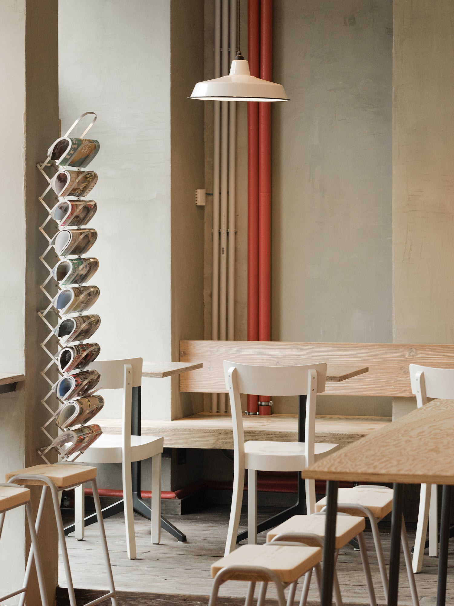 Cafe innen mit Zeitungsständer