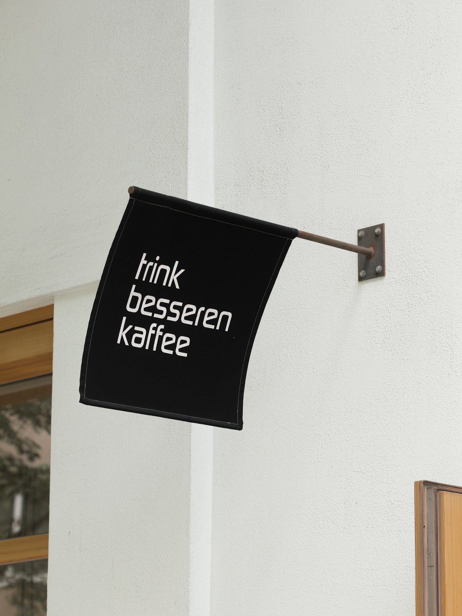 Tribeka Fahne vor Cafe